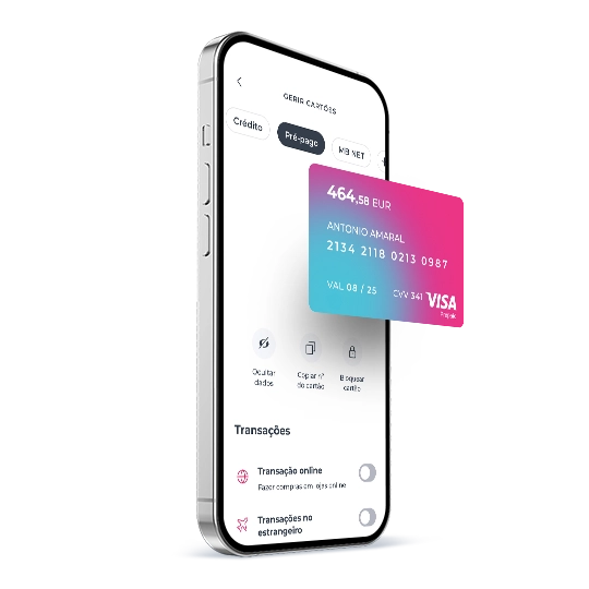 telemóvel com ecrã da App Millennium e cartão Travel em cima