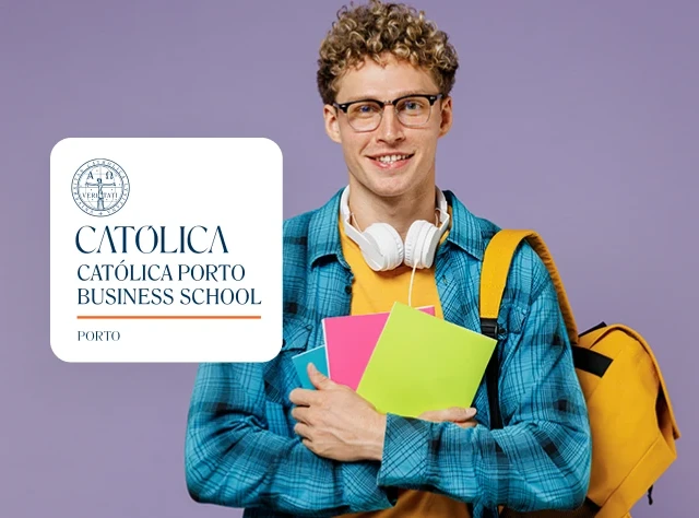 jovem universitário sorridente, com cadernos na mão e mochila no ombro