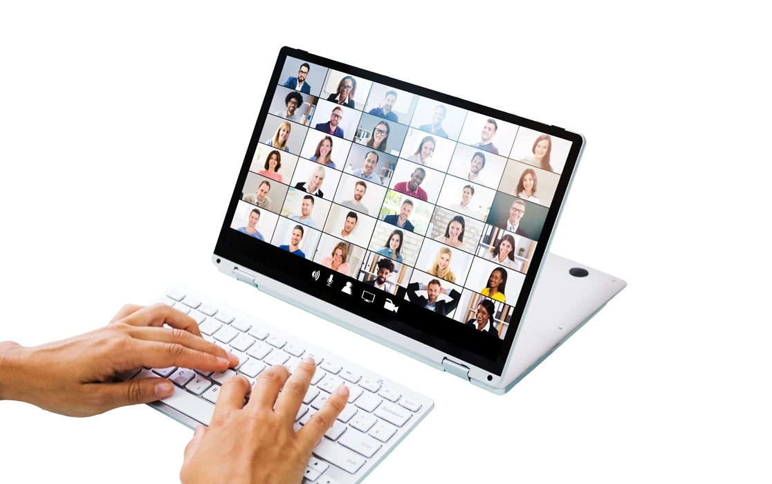 mãos a mexer em teclado e écran com várias pessoas numa reunião online