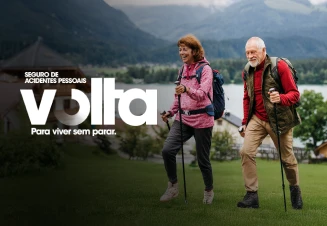 Casal a fazer caminhada num jardim