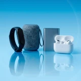 Coleção de gadgets tecnológicos modernos. Pulseira Inteligente, Coluna Inteligente. Power Bank e Auriculares True Wireless, num tom azul minimalista