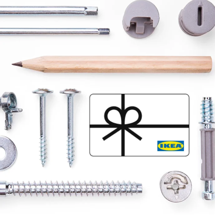 Peças metálicas e de madeira alinhadas com um cartão-presente IKEA ao lado