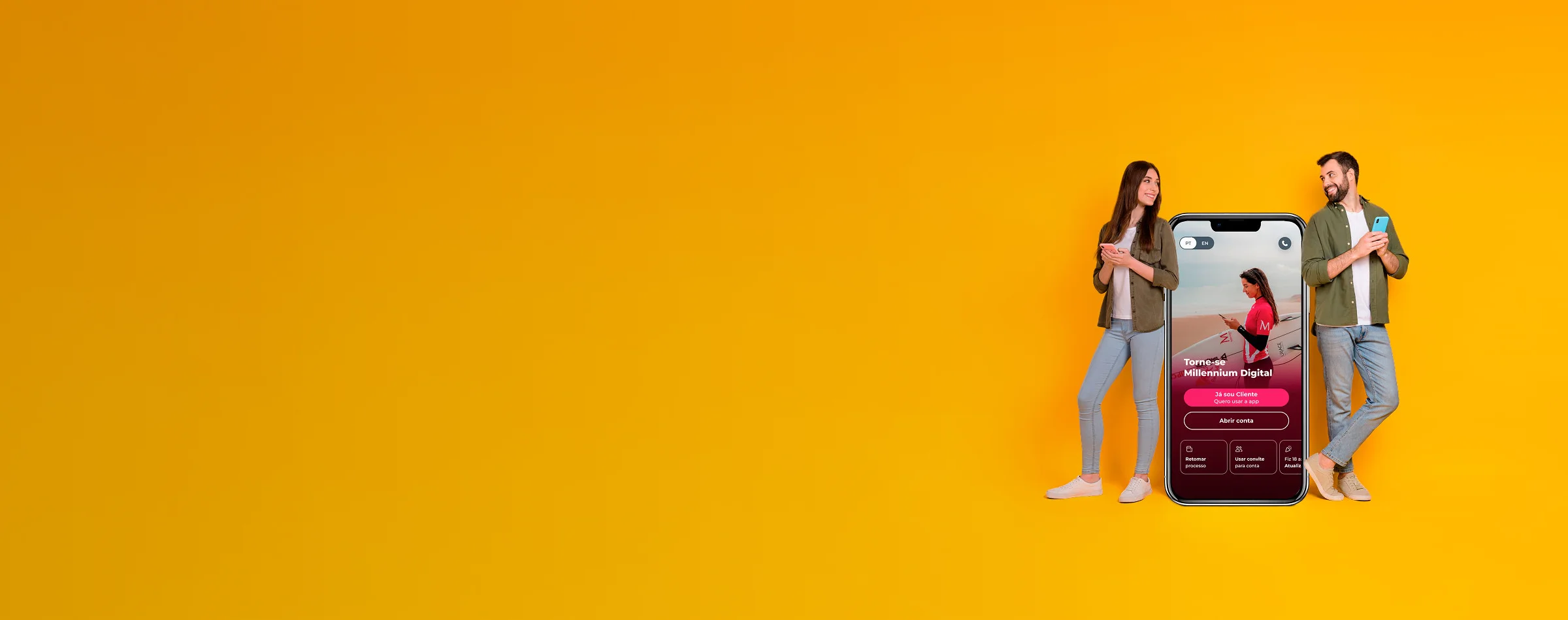 Fundo amarelo com duas pessoas encostadas a um telemóvel gigante que mostra a app do Millennium bcp, destacando a opção “Torne-se Millennium Digital” e o botão para abrir conta online