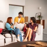 José Condessa, Mariana Valente e Rita Guimarães conversam animadamente na sala