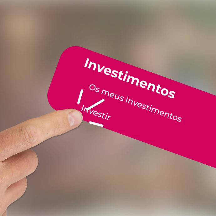 Dedo indicador a clicar no link "Investir" que se encontra na caixa cerise "Investimentos"