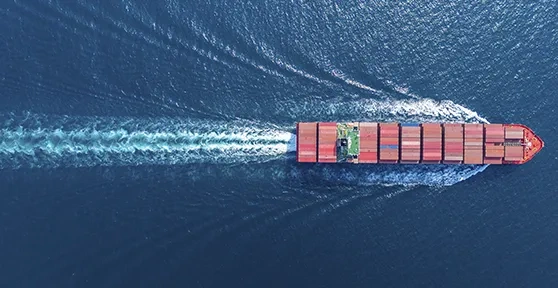 Vista aérea de um navio porta-contentores a navegar no oceano