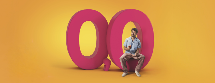 José Condessa com telemóvel na mão, sentado num número zero, parte de 0,0