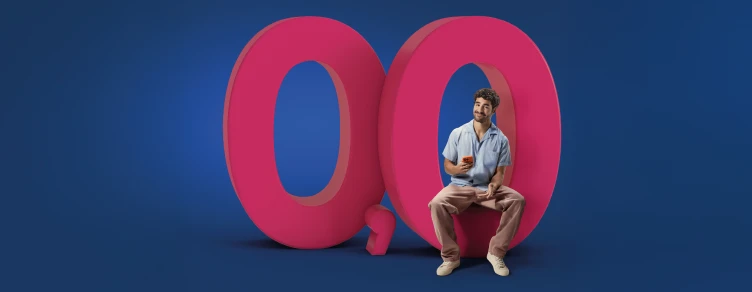 José Condessa com telemóvel na mão, sentado num número zero, parte de 0,0