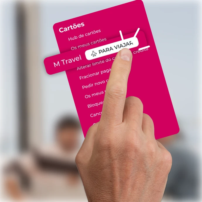 Dedo indicar a clicar na entrada "M Travel" dentro do menu de Cartões