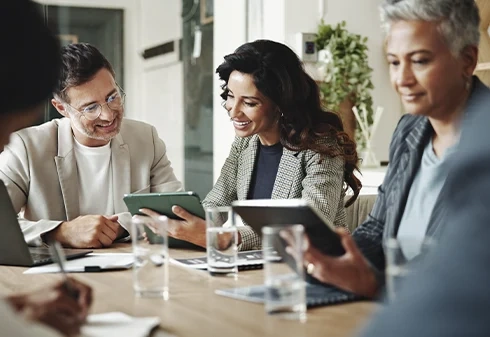 Mulher a trabalhar num portátil sentada à mesa de um café