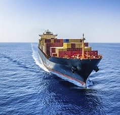 Navio de carga com contentores a navegar em alto mar