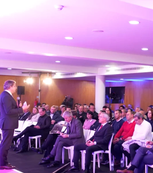 Plateia sentada num auditório