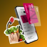 Imagem com fundo de tons amarelos, escrito o número dez, telemóvel com ecrã da App Millennium bcp, cesto de compras e pistola da bomba de gasolina 