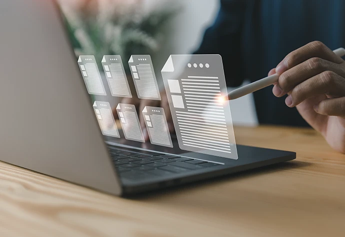 pormenor de mãos e computador, com icon de documentos