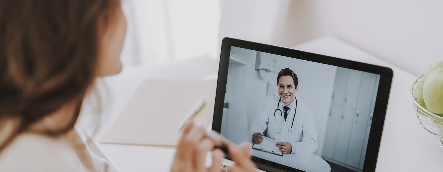 senhora em teleconsulta com médico
