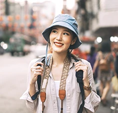 Senhora com mochila às costas