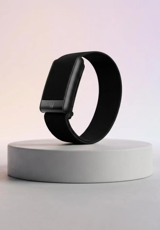 Relógio inteligente preto com um design minimalista em cima de um pedestal branco