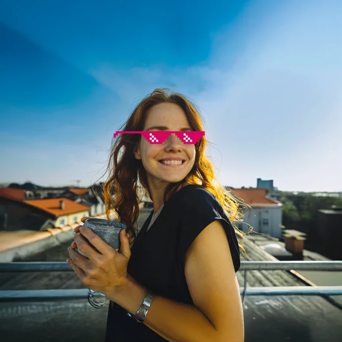 Rapariga a sorrir com óculos de sol com pixeis