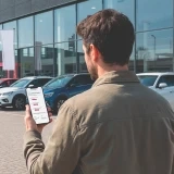 Homem a usar a App Millennium num stand de automóvei