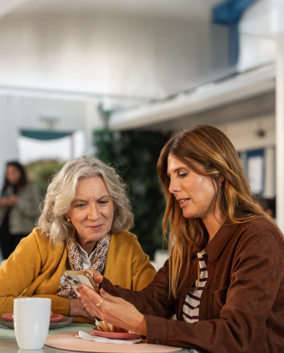 Custódia Gallego, a representar a personagem Fernanda Guimarães, e outra atriz a representar a sua sobrinha, num bar de praia