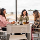 Catarina Maia (personagem), a Marta Paço e a Teresa Bonvalot a conversarem num bar de praia