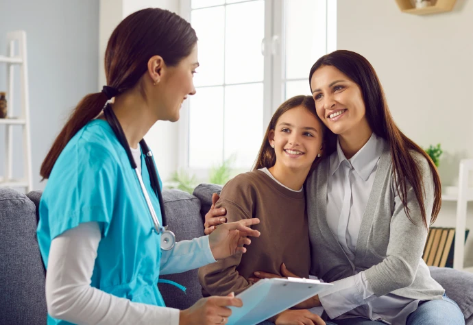 médica a fazer consulta no domicílio, a mãe e filha