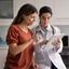 Médica a mostrar informação a uma paciente num tablet