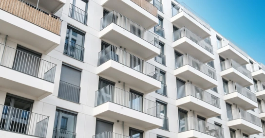 Fachada de prédio de apartamentos moderno com varandas