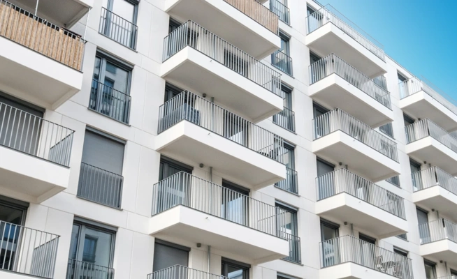 Fachada de prédio de apartamentos moderno com varandas