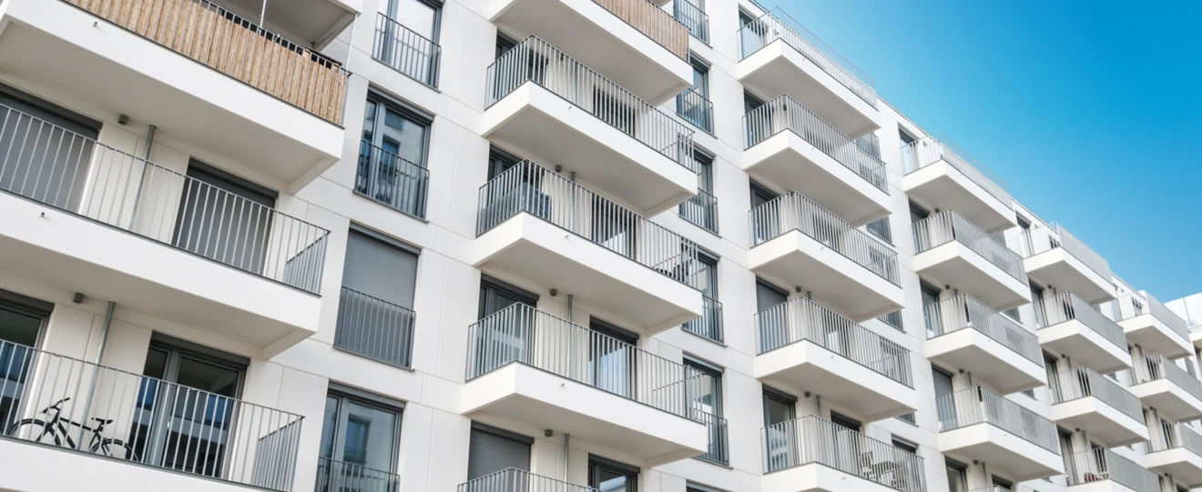 Fachada de prédio de apartamentos moderno com varandas
