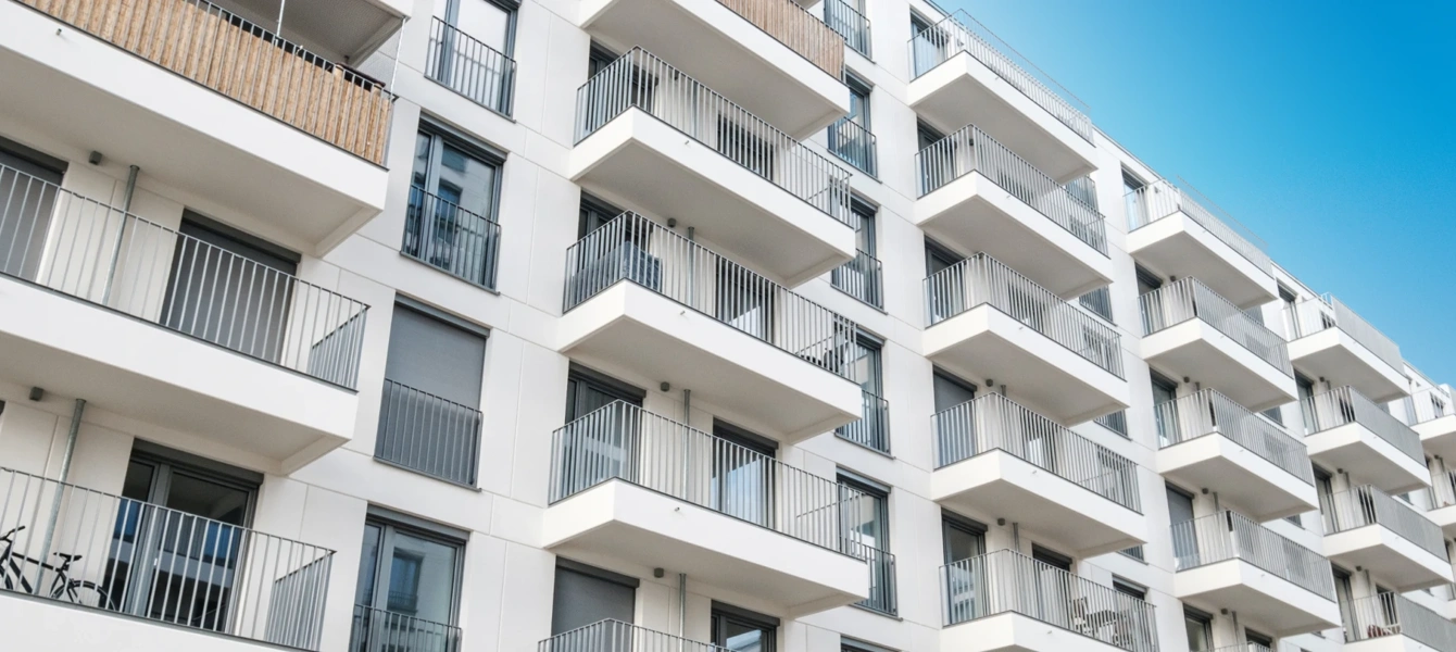 Fachada de prédio de apartamentos moderno com varandas
