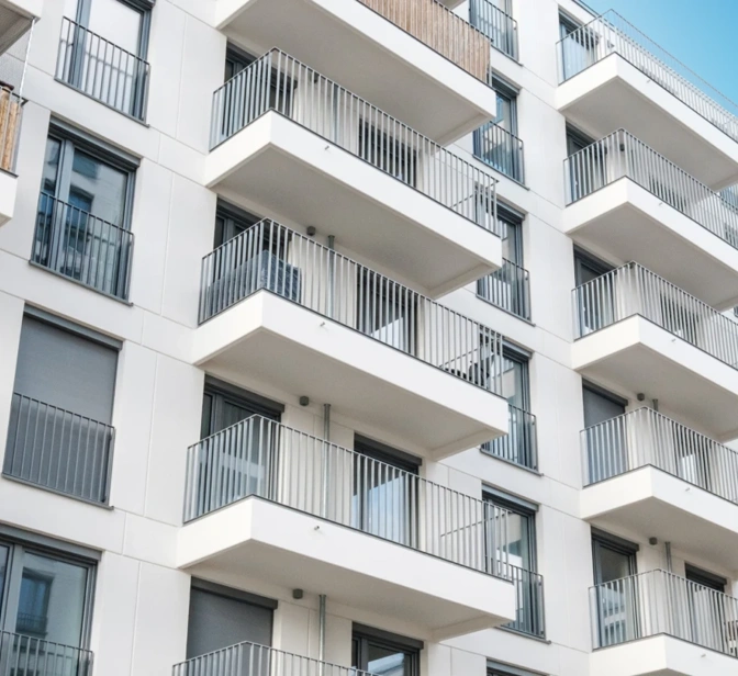 Fachada de prédio de apartamentos moderno com varandas