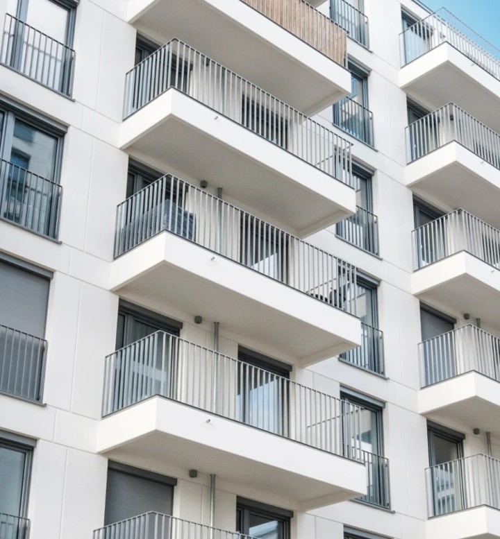 Fachada de prédio de apartamentos moderno com varandas