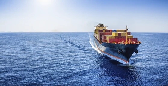 Navio de carga com contentores a navegar em alto mar