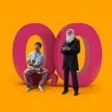 José Condessa, com um telemóvel na mão, e o 'Charles Darwin' (ator) ao seu lado também a segurar um telemóvel