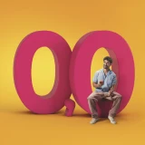 José Condessa com telemóvel na mão, sentado num número zero, parte de 0,0