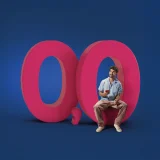 José Condessa com telemóvel na mão, sentado num número zero, parte de 0,0