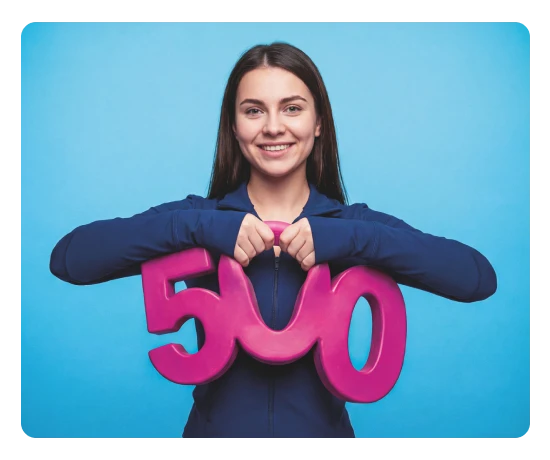 Mulher sorridente segura o número 500 em rosa sobre fundo azul. Selo no canto diz "Exclusivo Novos Clientes"