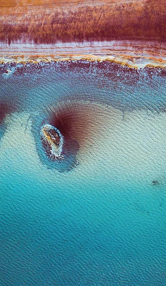 mar azul e areia vermelha