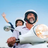 Mulher e homem a andar de mota