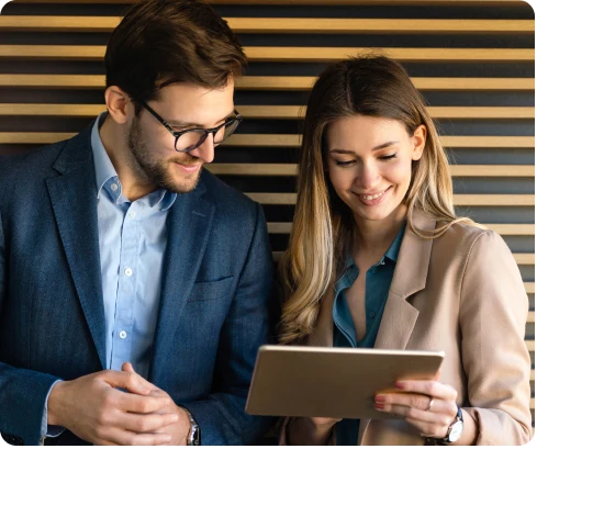 Dois profissionais analisam informação num tablet num ambiente corporativo moderno