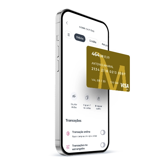 telemóvel com ecrã da App Millennium e cartão de débito Prestige em cima