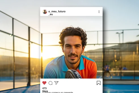 Homem a jogar padel ao pôr do sol com uma raquete na mão, enquadrado numa moldura de um post do instagram com as tags #futuro #amanha #PPR