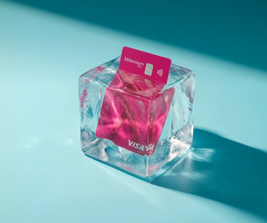 Cartão rosa do Millennium bcp congelado dentro de um cubo de gelo