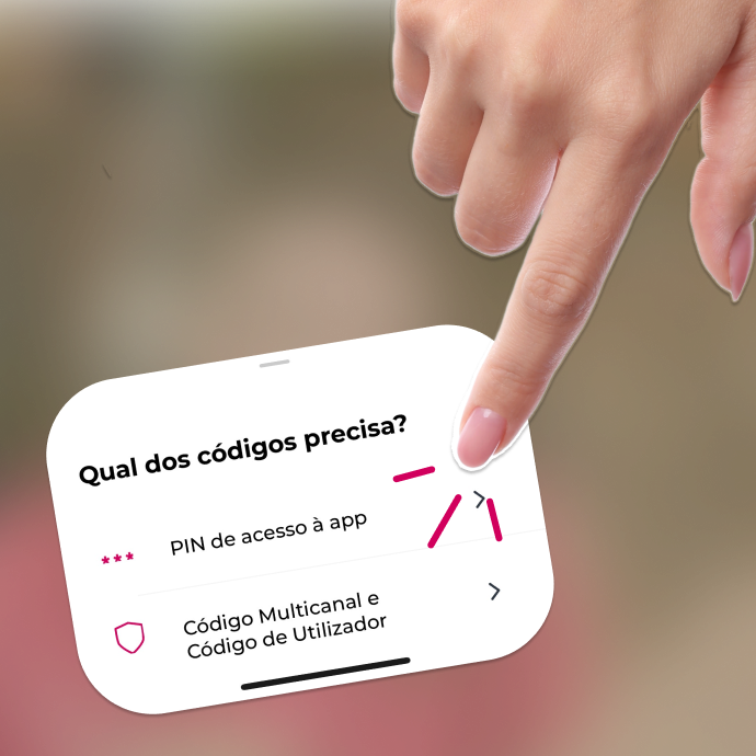 Dedo indicador a clicar num widget com o texto "Qual dos códigos precisa?" e duas opções clicáveis: "PIN de acesso à app" e "Código Multicanal e Código de Utilizador"