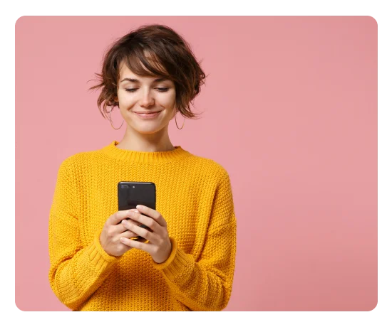 Senhora a consultar o telemóvel