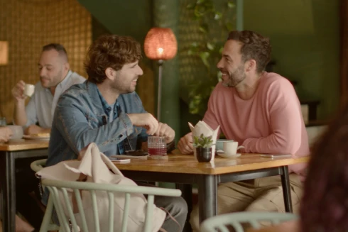 Dois amigos a conversar num café