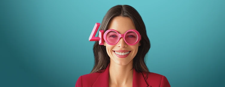 Rapariga com óculos com o formato do número 400