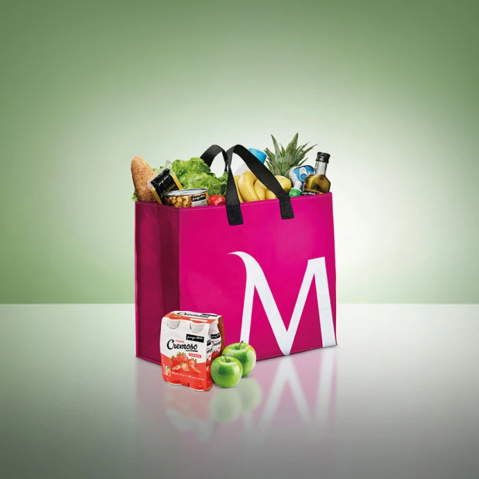 Saco de compras do Millennium bcp com comida dentro