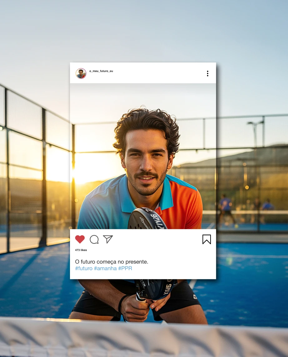 Homem a jogar padel ao pôr do sol com uma raquete na mão, enquadrado numa moldura de um post do instagram com as tags #futuro #amanha #PPR